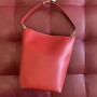 Червона шкіряна сумка бочонок Valentino Bags